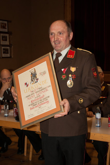 Dem Pianner Alt-Kommandanten Alois Leitner wurde die Ehrenmitgliedschaft verliehen. | Foto: FF Pians