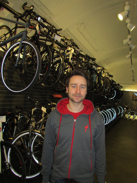 Shopleiter Michael Hummel hofft sich auch für den "Roadbiker" durch die Studenten eine Belebung | Foto: Gerhard Krause