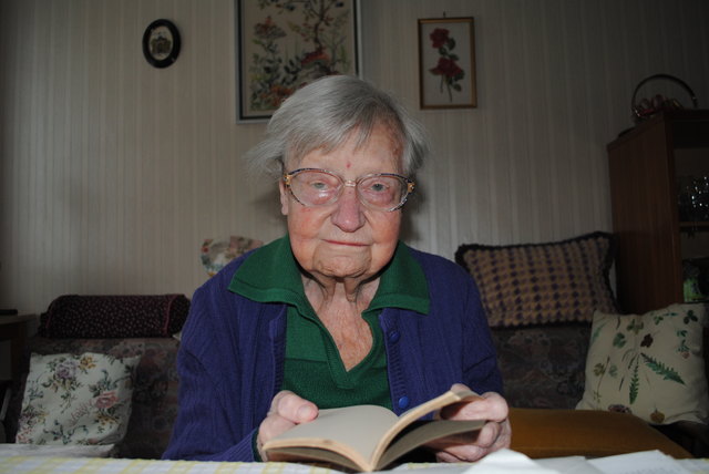 "Ich habe ein Notitzbuch, in dem ich die Ereignisse in der Nacht des 30. Jänner 1945 auf der Wilhelm Gustloff aufgeschrieben habe", erinnert sich Edith Spandl. | Foto: Franziska Bukowsky