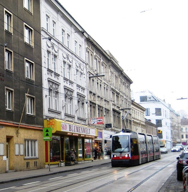 Freie Fahrt für den 43er. Halten und Parken vor den Geschäften ist tabu.