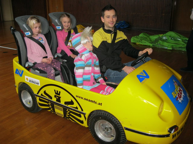 In einem eigens dafür konstruierten Elektroauto wird den Kindern die Wichtigkeit eines Auto-Kindersitzes erklärt. | Foto: ÖAMTC