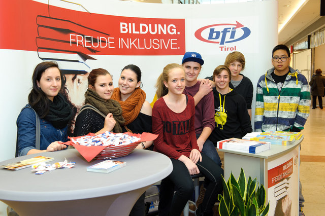 Die SchülerInnen der PTS Prutz bei der job-time 2015 im Innsbrucker DEZ. | Foto: DEZ