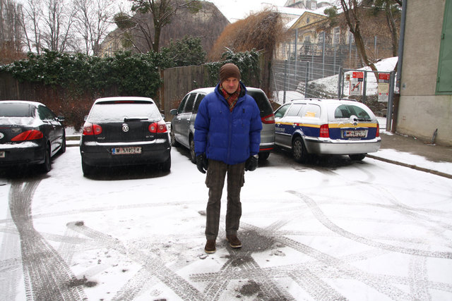 "Diese vier Parkplätze werden bestraft," wundert sich Heinz Nevosad über die Parksheriff Willkür in der Geusaugasse
