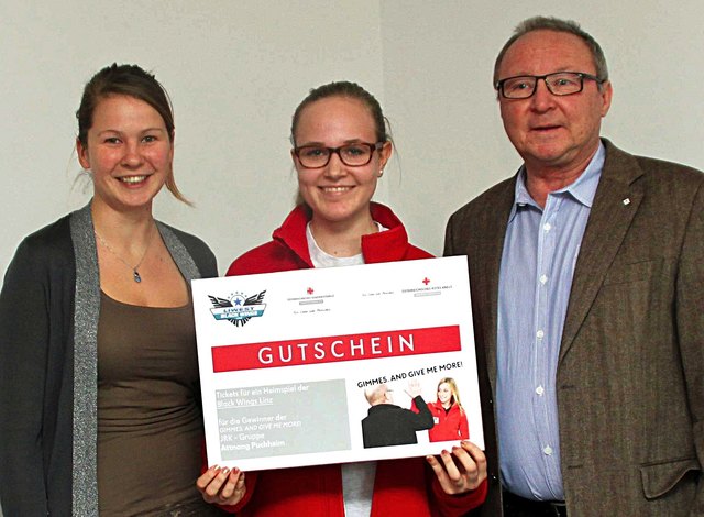 Sara Tribert (l.), Lena Kraus (Jugendrotkreuzgruppe Attnang-Puchheim) und Rudolf Lehner bei der Preisübergabe. | Foto: Rotes Kreuz