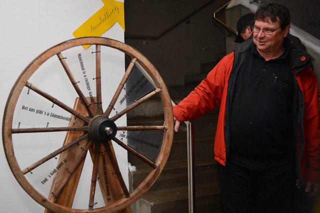 Robert Bräuer vom Treffpunkt Arbeit und Kirche beim Eingang zur Ausstellung im Gemeindeamt.