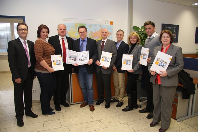 Bürgermeister Dr. Reinhard Resch, Stadträtin Eva Hollerer, Dieter Melcher (AMS Krems), Gernot Schilcher und Oliver Plamoser (beide Firma Trenkwalder) freuen sich mit Alois Berner und Ulrike Pölzgutter (JCL Logistics), Muhamed Sakovic und Jaqueline Huber-Köstler über die gelungene Vermittlung | Foto: Stadt Krems