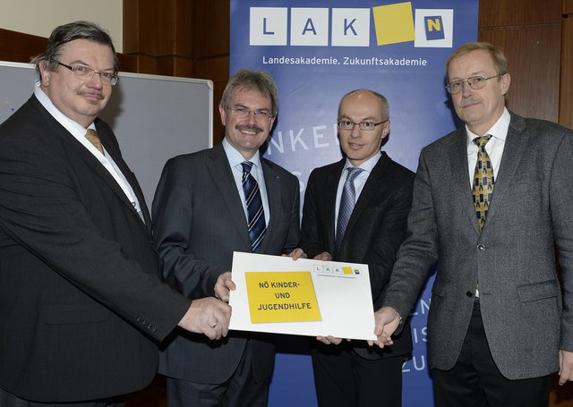 Reinhard Neumayer (Abt. Jugendwohlfahrt), LR Karl Wilfing, Franz Maier (Landesakademie), Peter Rozsa (Fachreferent für die neue Rechtslage, Abt. Jugendwohlfahrt).