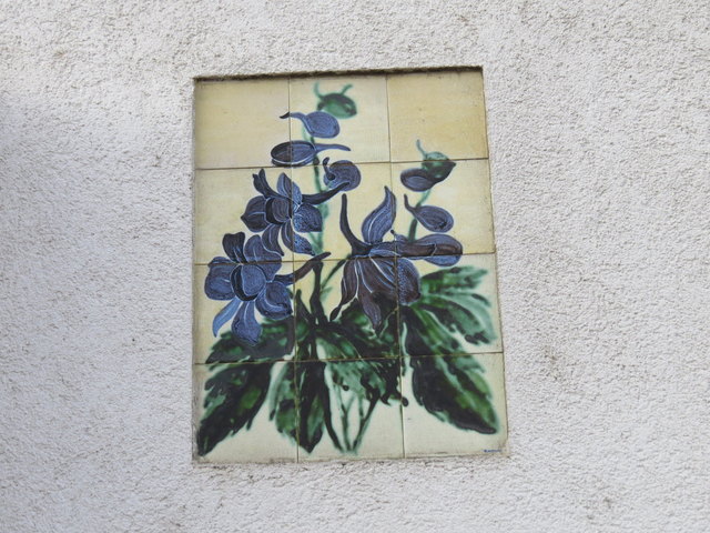 Bunte Blumen und Veilchen als Stiegenschmuck in der Jedleseer Straße.