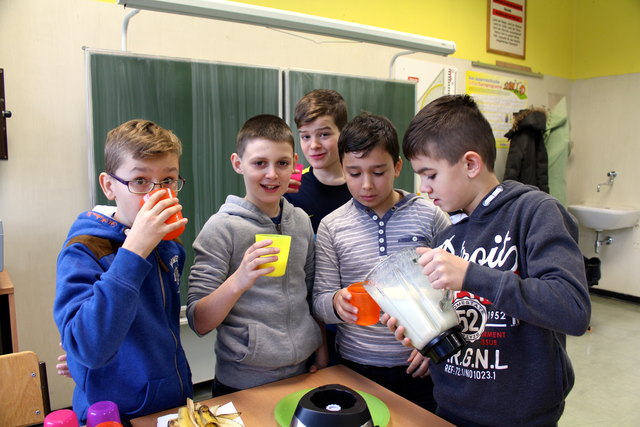 Dennis darf den Milchshake verteilen. Der wird von allen natürlich gerne "verkostet"