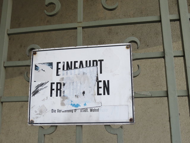 Ein so gut wie unlesbares Schild findet sich in der Dunantgasse.