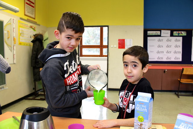 Frischer Milkshake gefällig? Super, finden Dennis und Salih.