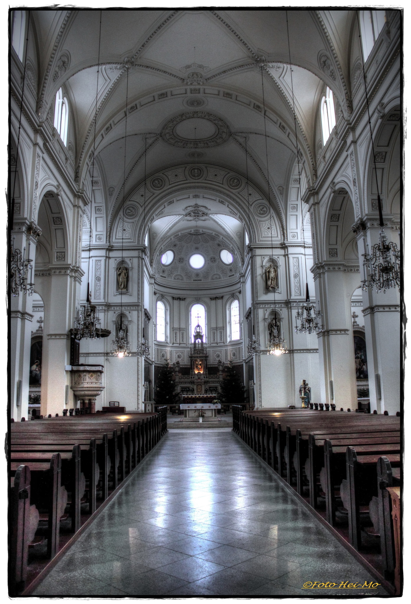 Innenraum und Orgel der Breitenfelder Kirche Josefstadt