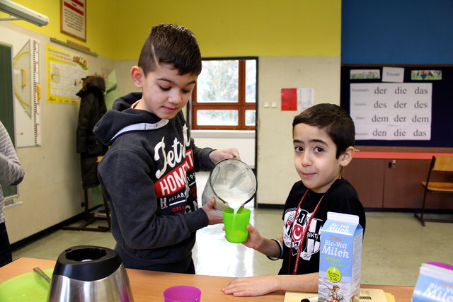 Frischer Milkshake gefällig? Super, finden Dennis und Salih.
