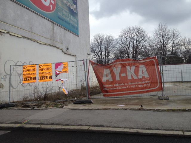 Flop: Das Baustellengitter auf der Wagramer Straße sollte dringend erneuert werden.