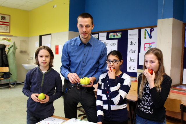 Raphael Riedler von "teachforaustria" mit Martin, Valentina und Desiree beim Äpfelverkosten (v.li.n.re.)