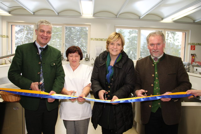 Landtagsabgeordneter Anton Kasser, Küchenleiterin Maria Schneiber, Bildungs-Landesrätin Barbara Schwarz und Direktor Leo Klaffner. | Foto: Jürgen Mück