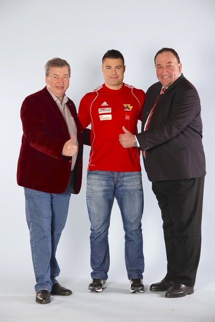 Mit Langenzersdorfer Stefan Withalm (Viererbob) ist der Bezirk bei den Olympischen Spielen vertreten. Er trainiert in der Gitti-City. Die Bürgermeister Helmut Laab und Andreas Arbesser drücken ihm die Daumen. | Foto: Michael Horschinegg/Gitti-City