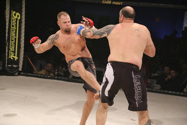 Hans Lackner in Aktion. Er hat sich der Sportart MMA verschrieben und ist Österreichs Nummer 5. | Foto: KK