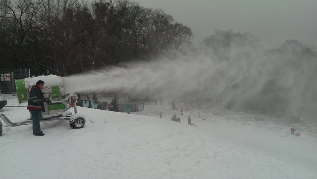 Mit Schneekanone gibt es genug Schnee zum Rodeln auf der Jesuitenwiese. | Foto: MA 42