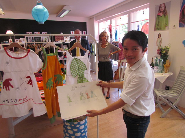 Designer La Hong mit  Entwürfen für seine umweltfreundliche Kinder-Kollektion | Foto: Gerhard Krause