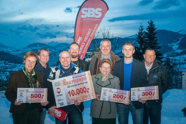 Die vier glücklichen Gewinner, dahinter von links nach rechts der SBS Vorstand ( Rudi Tautermann, Bernhard Adelsberger und Herwig Pichler) und der Geschäftsführer der Alpendorf Bergbahnen Ing. Wolfgang Hettegger.