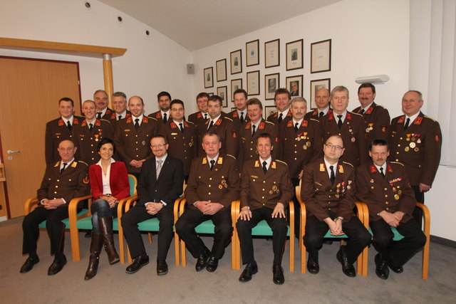 Die Kommandanten des Abschnittes Mauthausen mit Abschnitts-Feuerwehr-
kommandant Anton Scharinger, Josef Lindner, Karl Mitterlehner, Ferdinand Roßpickhofer, Manfred Glocker sowie den Wahlleitern .Werner Kreisl u. Christina Pilsl