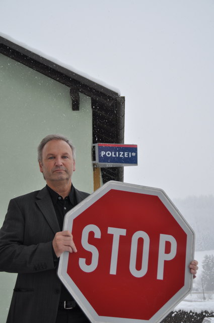 Stopp zur Schließung des Postens in Glanegg sagt Bürgermeister Guntram Samitz. Derzeit wird er im Schnee stehen gelassen