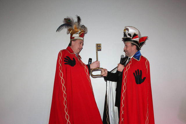 Den Schlüssel übergab Bürgermeister Otto Kloiber an Präsident Adolf Preyhaupt und seine Faschingsgilde "Schwarze Hand".