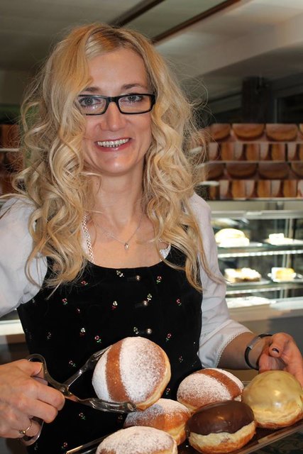 Natalie Toplic kennt sich nicht nur bei Krapfen aus. Auch um den schnellesten Mannschaftssport weiß sie bescheid | Foto: Kuess