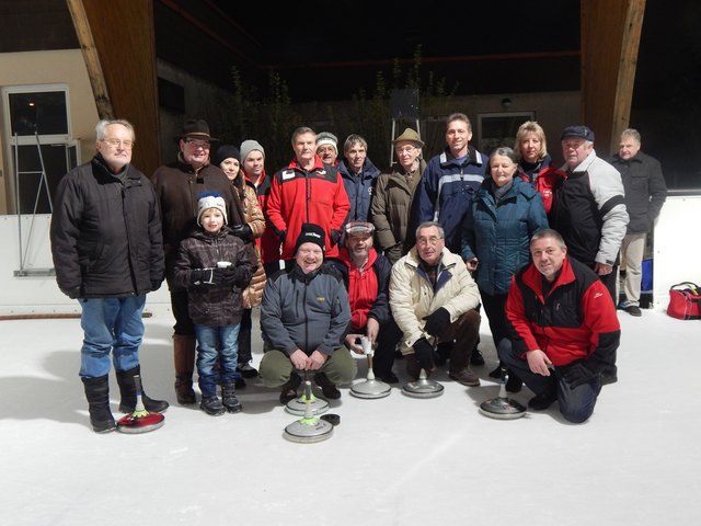 Oldtimerclub und ESV Naturfreunde Traiskirchen mit den Verantwortlichen der Kunsteisbahn Traiskirchen