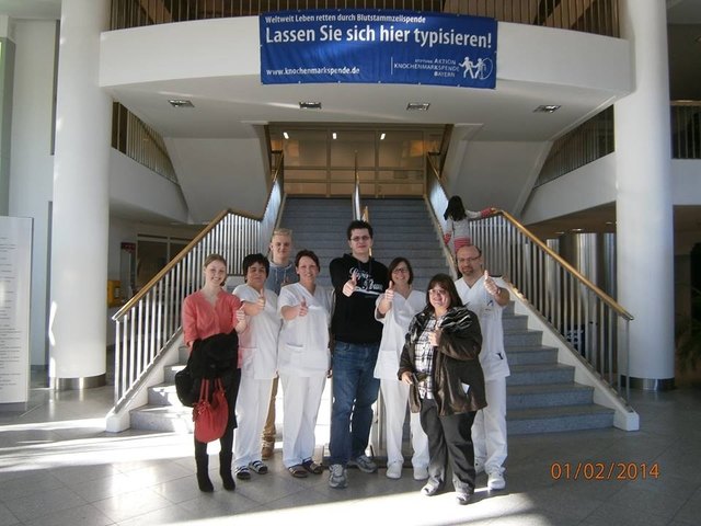 Dominik Rager (Mitte) aus Schärding mit Freunden und Personal des Klinikum Passau im "Stammzellen-Testeinsatz".