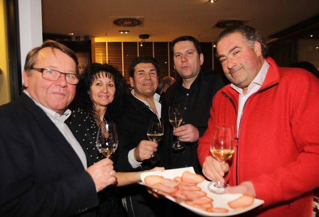 Von links: Garagenbrenner Manfred Wöhrer, die Linzer Naschmarkt-Chefs Maria Stefani und Gerhard Zölss, Top-Winzer Anton Bauer sowie Schnapslegende Hans Reisetbauer. | Foto: Naschmarkt