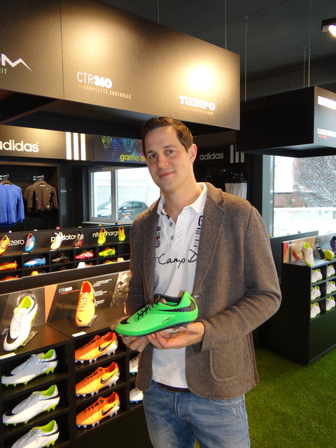 Markus Ernst, Betreiber der Soccercity, bietet seinen Kunden alles rund um den Fußball.
