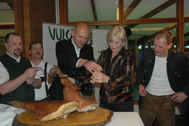 Thermenchef Wolfgang Wieser (2.v.r) "brandete" den Schinken von Franz Habel (r).