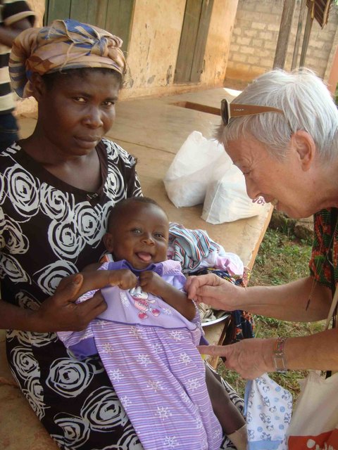 Elisabeth Cerwenka konnte auch bei ihrem letzten Besuch in Ghana unter anderem wieder Schuhe und Kleidung an die Kinder verteilen