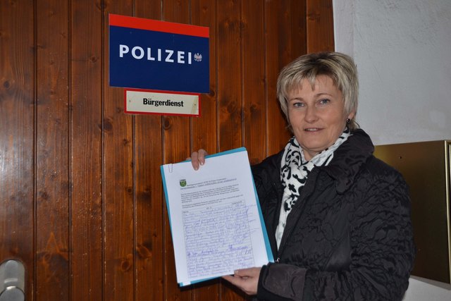 Kampf um den Polizeiposten: Bürgermeisterin Anita Weinkogl sammelt in St. Peter-Freienstein Unterschriften. | Foto: Weeber