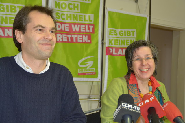 Die Grüne Landessprecherin Regina Petrik freut sich sichtlich über den Landtagsabgeordneten der Grünen, Wolfgang Spitzmüller.