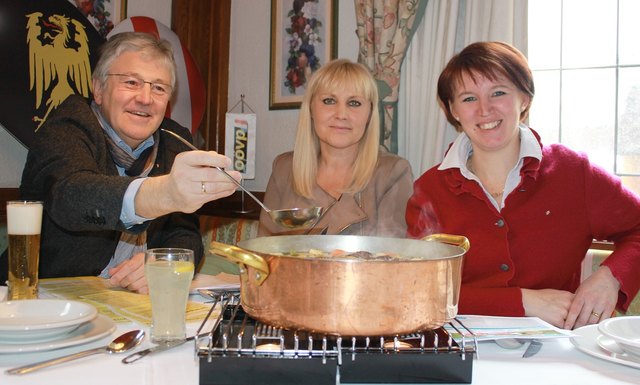 Hüttmayr, Winzig und Langer-Weninger (v.l.) erzählten beim traditionellen Rindfleischessen von ihrer Tätigkeit.