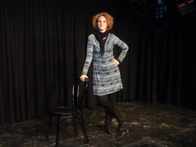 Theaterdirektorin Conrnelia Hutter auf der Bühne des Theaters Alsergrund.