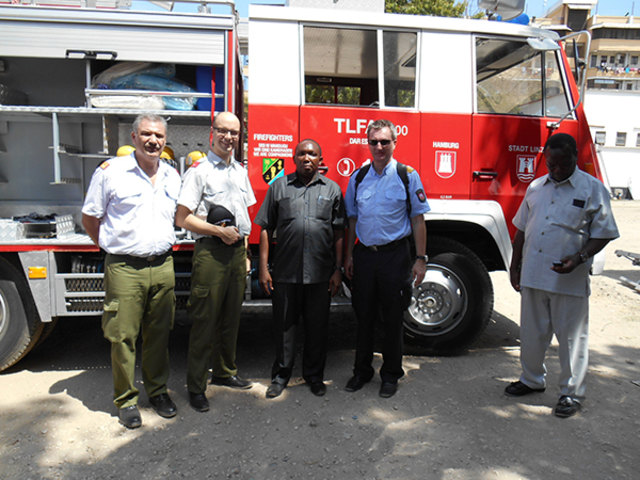 Offizielle Übergabe des Feuerwehrautos in Dar Es Salaam: Brandrat Gerhard Dicketmüller, Stadtrat Detlef Wimmer, Chief Fikiri Salla, Branddirektor Christian Puchner (von links nach rechts). | Foto: Feuerwehr Linz