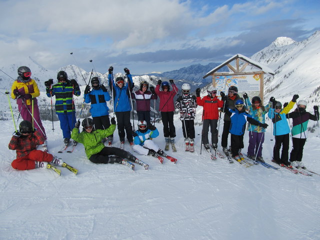 Spaß beim Schifahren und Snowboarden