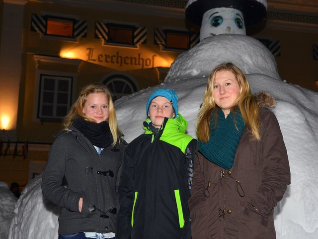 Noch nie in ihrem Leben haben Lena, Patrick und Gina aus Berlin derartige Schneemengen gesehen – sie kommen aus dem Staunen nicht heraus
