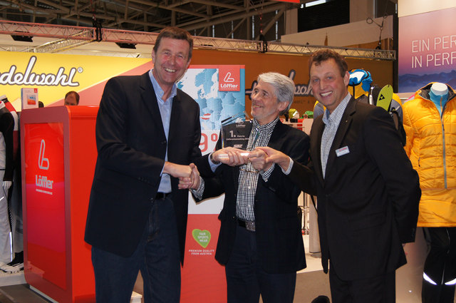 Geschäftsführer Otto Leodolter (r.) sowie Vertriebs- und Marketingleiter Reinhard Hetzeneder (l.) nahmen den Preis von SAZ-Verlagsleiter Horst O. Frankl im Zuge der internationalen Sportfachmesse ISPO in München mit Stolz entgegen. | Foto: Löffler