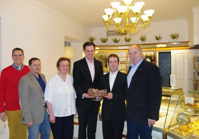 Feierliche Eröffnung der Ideenkonditorei Wurbs: GR Christoph Kaufmann, Unternehmensberater Wolfgang Eisner, Ingeborg Wurbs, Bürgermeister Stefan Schmuckenschlager, Roman Wurbs, KR Walter Platteter (v.li.).