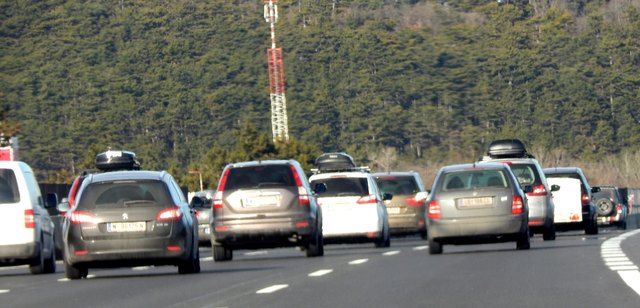 Viele Autofahrer verhalten sich in Stausituationen oftmals falsch, sodass keine Rettungsgasse zu Stande kommt.