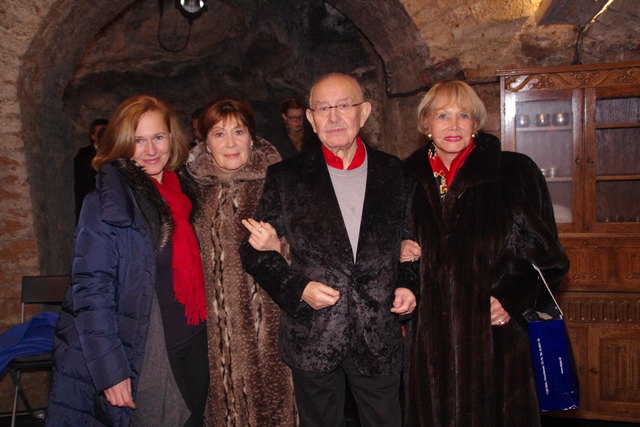 vlnr: Die Schauspielerinnen Sabine Muhar, Dany Sigel und Beatrice Ferolli gratulierten Tamás Ferkay zur erfolgreichen Premiere. | Foto: Informativ.cc