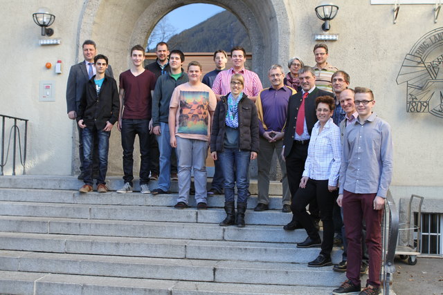 Die SchülerInnen zeigten der Familie (rechts) aus Imsterberg einige Verbesserungsmöglichkeiten auf.