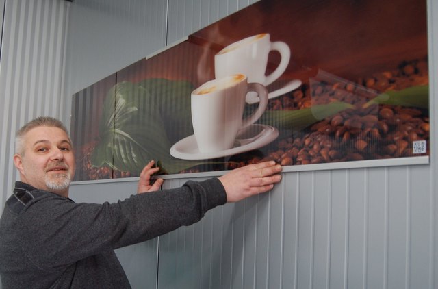 Manfred Gyrcizka mit Küchenrückwand
