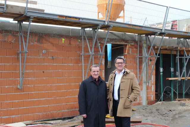 Bürgermeister Michael Lampel und OSG-GF Dr. Alfred Kollar besuchten die Baustelle in Neufeld