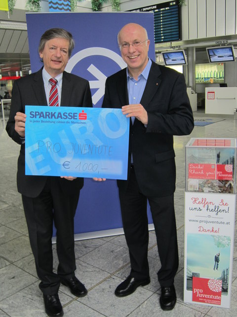 Gerhard Kunesch, Geschäftsführer Flughafen Linz GesmbH (links) überreichte einen Scheck an Gerhard Schwab, Geschäftsführer Pro Juventute (rechts). | Foto: Flughafen Linz